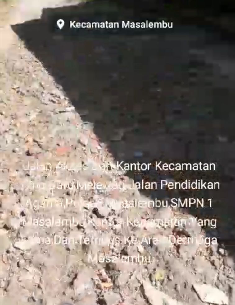 Kondisi Jalan Rusak di Masalembu Jadi Sorotan Masyarakat 2 Cuplikan vidio yang diambil dari grup WhatsApp pada Sabtu 20 Juli 2024