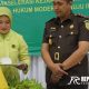 pemotongan nasi tumpeng oleh Ketua Umum IAD Daerah Kabupaten Probolinggo Eva Nuril Alam dan diserahkan kepada Kepala Kejaksaan Negeri (Kajari) Kabupaten Probolinggo Ahmad Nuril Alam
