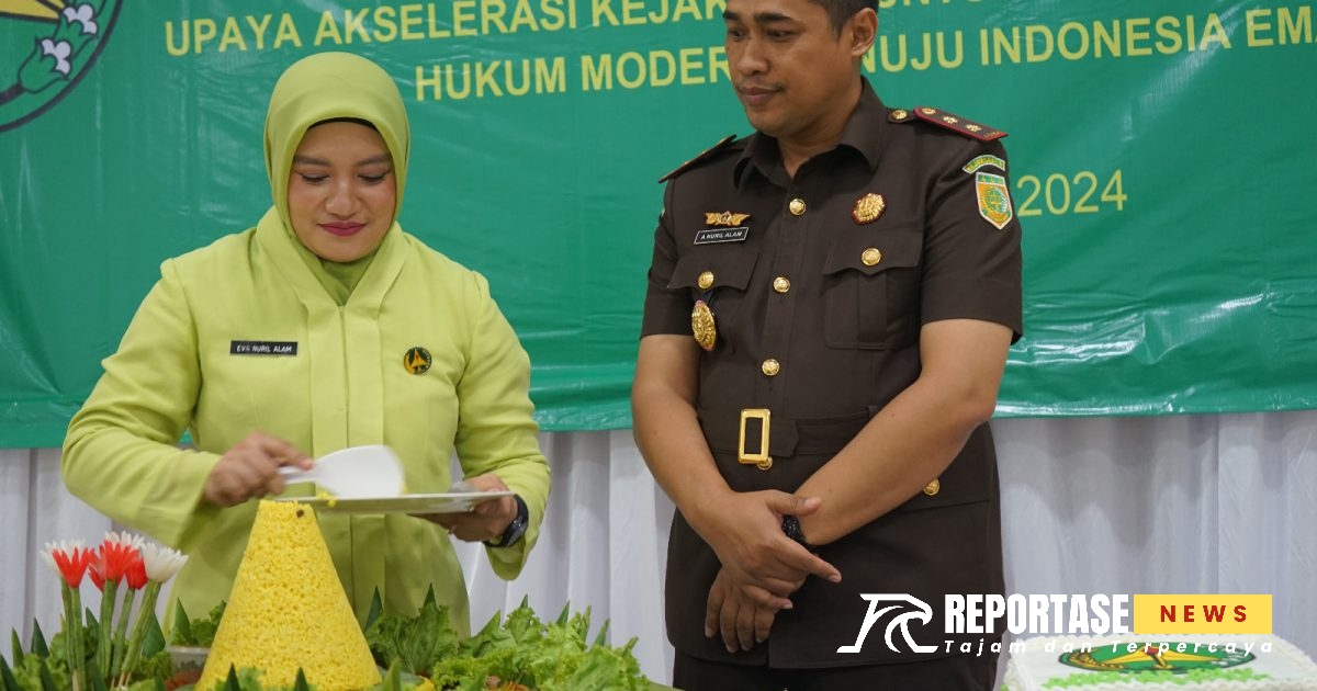 pemotongan nasi tumpeng oleh Ketua Umum IAD Daerah Kabupaten Probolinggo Eva Nuril Alam dan diserahkan kepada Kepala Kejaksaan Negeri (Kajari) Kabupaten Probolinggo Ahmad Nuril Alam