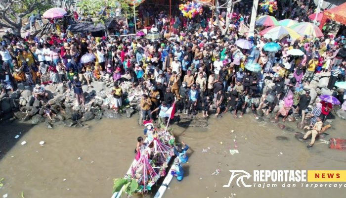 Petik Laut Desa Kalibuntu, Pj Bupati Probolinggo Lepas Prosesi Larung Sesaji
