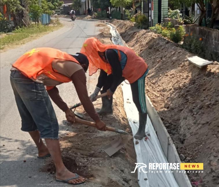 Pelebaran Jalan Desa Ketandan Dikerjakan Dinas PUPR Kabupaten Nganjuk 2 Pekerja dari Dinas Pekerjaan Umum dan Penataan Ruang (PUPR) Kabupaten Nganjuk.