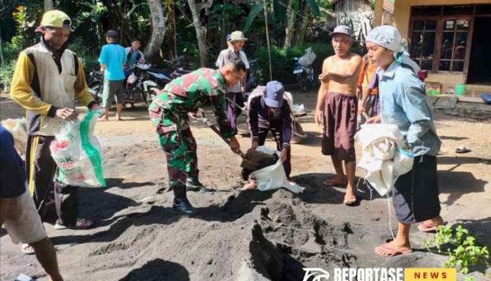 Babinsa Bersama Warga Gotong Royong Angkut Material Perbaikan Irigasi di Tegalrandu