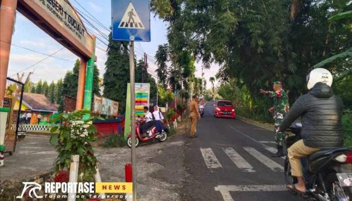 Wujud Kepedulian Keselamatan Warga, Babinsa Gucialit Bantu Siswa Sekolah