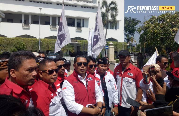 LSM LIRA Jawa Timur, lakukan orasi di depan kantor Gubenur Jalan Tugu Pahlawan, Surabaya