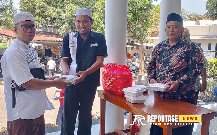 Pembagian Nasi Berkah Kepada Warga selesai Sholat Jumat di Masjid NAMIRA