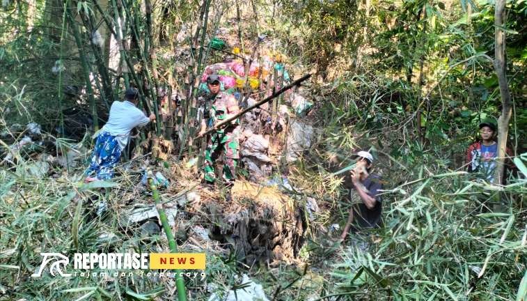 Sertu Farik Fandianto, bersama dengan warga melaksanakan kegiatan karya bakti pembersihan sampah