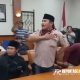 Ketua Badan Permusyawaratan Desa (BPD) Banyumas, Kecamatan Sampang, Rolis Sanjaya, yang terekam dalam video sedang memukul-mukul dadanya di depan umum.