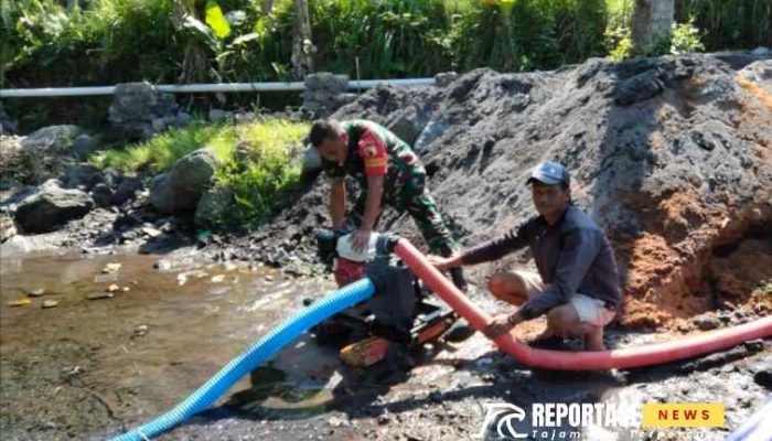Babinsa Sumberwuluh Lakukan Pendampingan Pompanisasi Produktivitas Pertanian