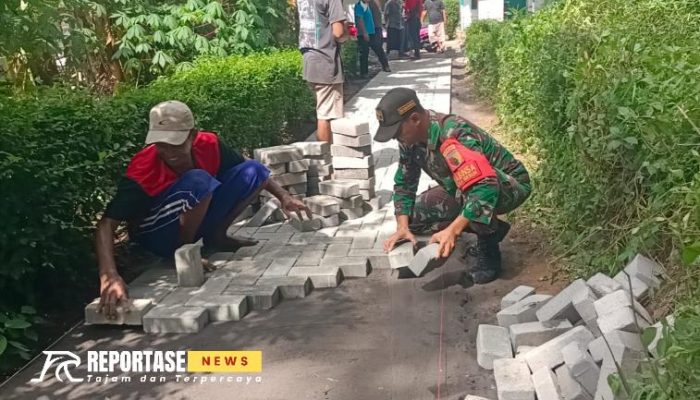 Babinsa bersama warga dalam kegiatan kerja bakti pupuk semangat gotong royong