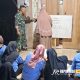 Pelda Suparman anggota koramil kalipuro/21 kodim 0825 banyuwangi berikan materi pemahaman membaca kepada warga desa binaan