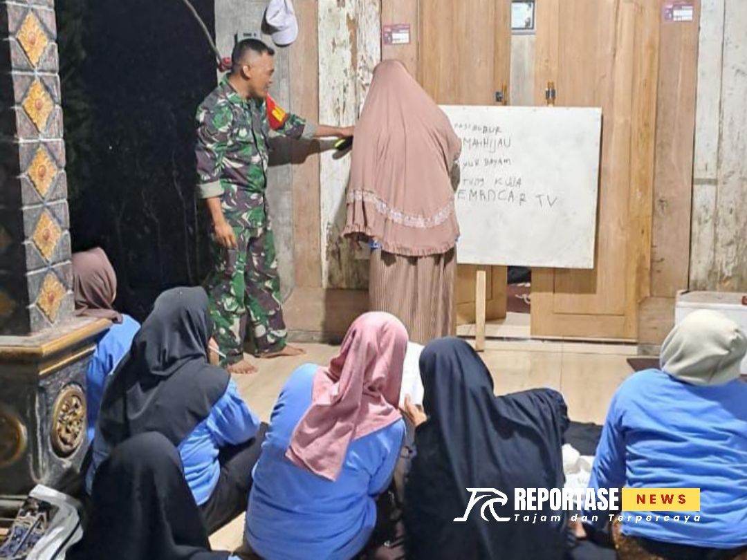 Pelda Suparman anggota koramil kalipuro/21 kodim 0825 banyuwangi berikan materi pemahaman membaca kepada warga desa binaan