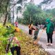 Bersama warga Desa Supiturang melaksanakan kegiatan pembersihan lingkungan