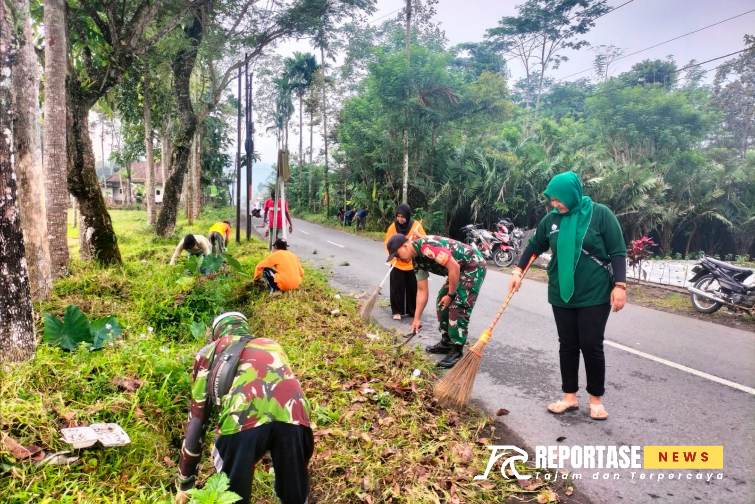 Bersama warga Desa Supiturang melaksanakan kegiatan pembersihan lingkungan