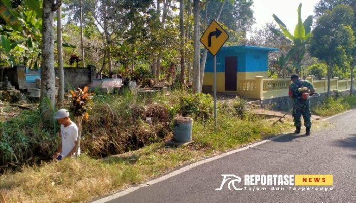 Babinsa Kertosari Bersama Warga Kerja Bakti Pembersihan Jalan di Dusun Dadapan