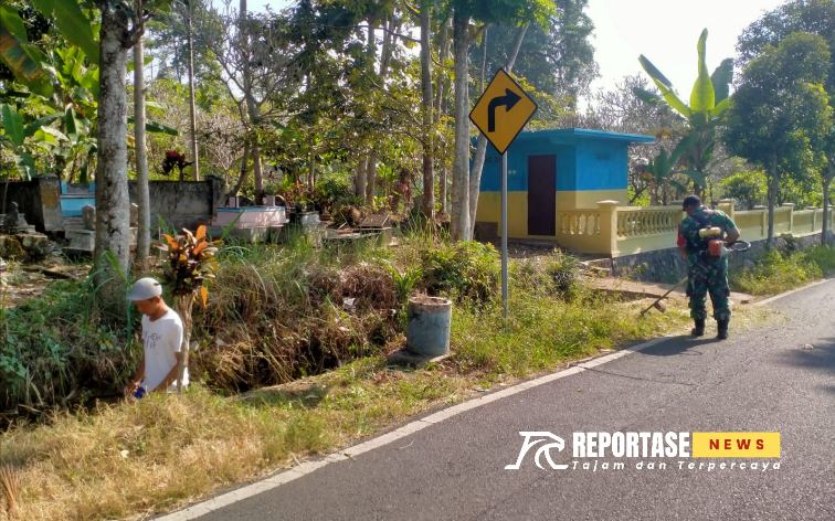 Pendampingan karya bakti pembersihan jalan di Dusun Dadapan, Desa Kertosari, Pasrujambe, Lumajang