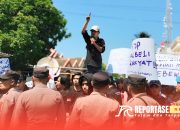Aliansi BEM Sumenep Gelar Aksi Tuntut Transparansi Pokir di Tengah Pelantikan DPRD 9 Aliansi BEM Sumenep Gelar Aksi Tuntut Transparansi Pokir di Tengah Pelantikan DPRD