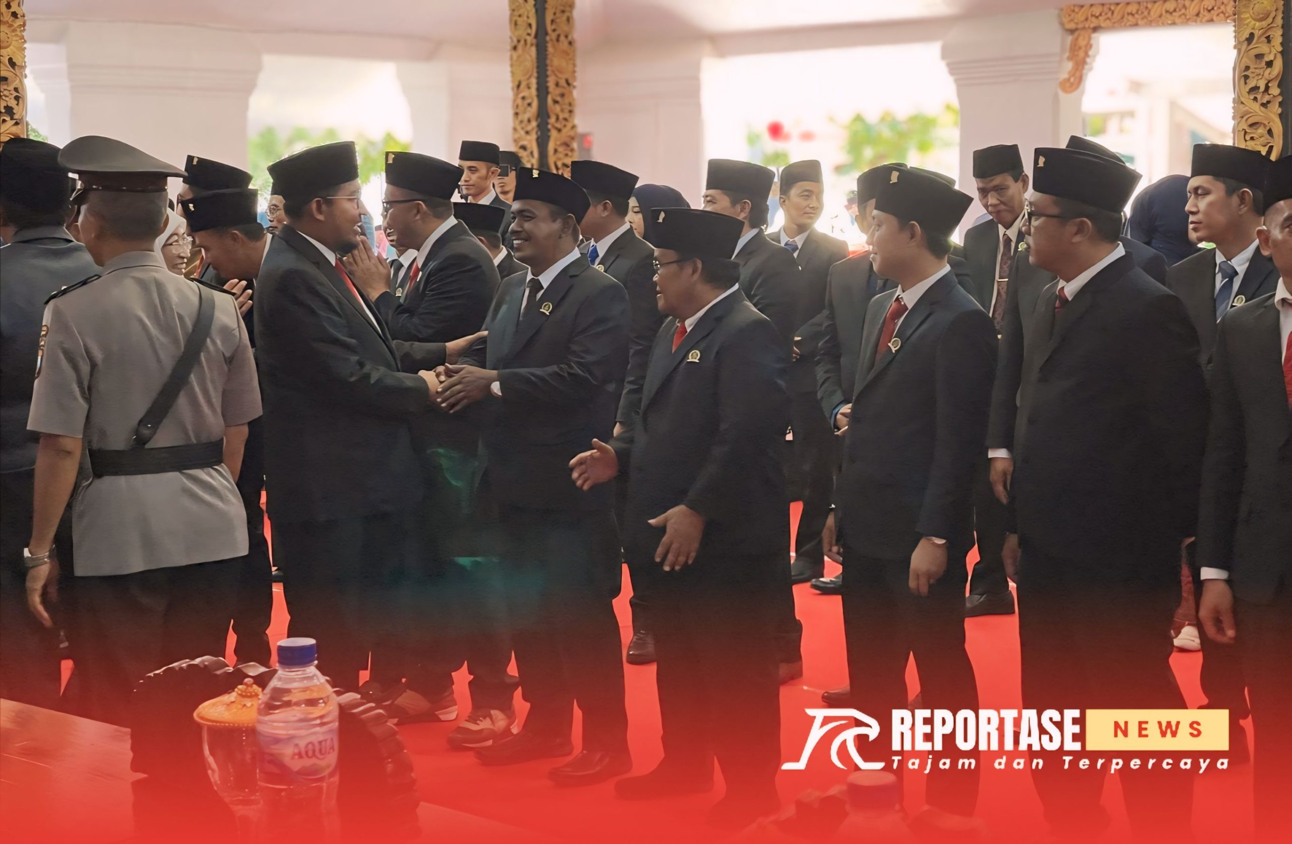Bupati Sumenep Achmad Fauzi Wongsojudo, saat memberikan selamat kepada anggota DPRD yang baru dilantik.