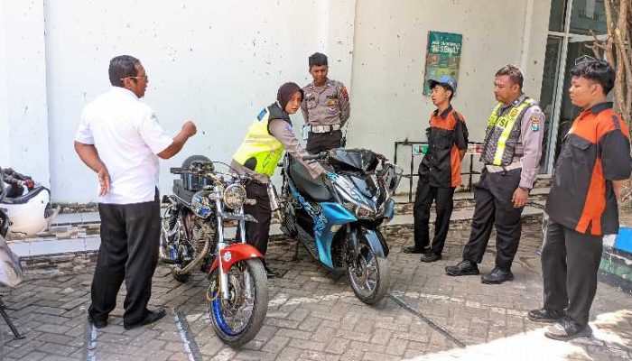 Satlantas Polres Lumajang Sosialisasikan Penertiban Knalpot Brong di SMKN 1