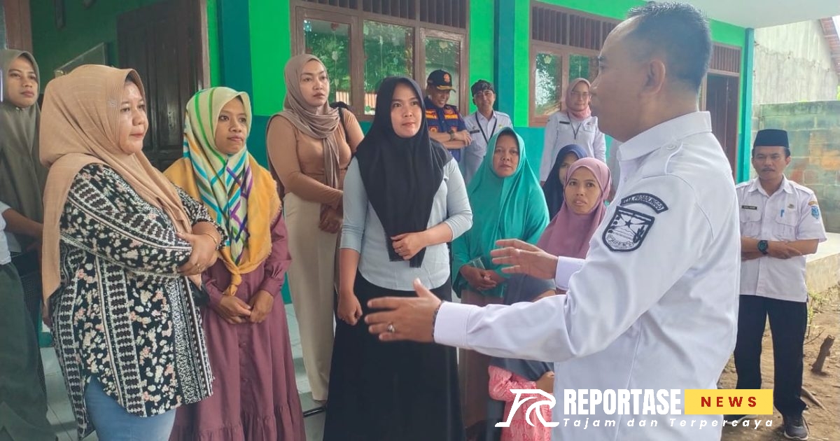 Pj Bupati Probolinggo dan tim langsung melihat-lihat kondisi sekolah yang sebagian sudah banyak yang rusak