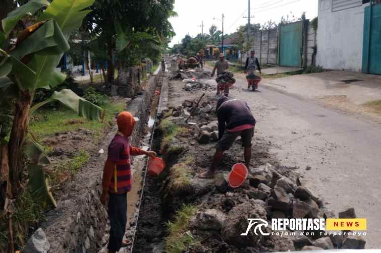 Proyek pembangunan saluran drainase di Desa Mandesan, Kecamatan Selopuro, Kabupaten Blitar oleh CV Arte Abipraya diduga mengabaikan standar keselamatan kerja (K3)