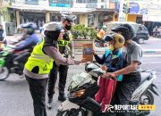 Satlantas Lumajang Bagi-Bagi Snack untuk Anak yang Tertib Berlalu Lintas 8 Satlantas Lumajang Bagi-Bagi Snack untuk Anak yang Tertib Berlalu Lintas