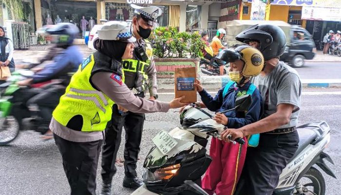 Satlantas Lumajang Bagi-Bagi Snack untuk Anak yang Tertib Berlalu Lintas