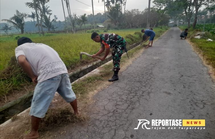 Sertu Imam Nawawi, memimpin kegiatan Karya Bakti Pembersihan Saluran Irigasi