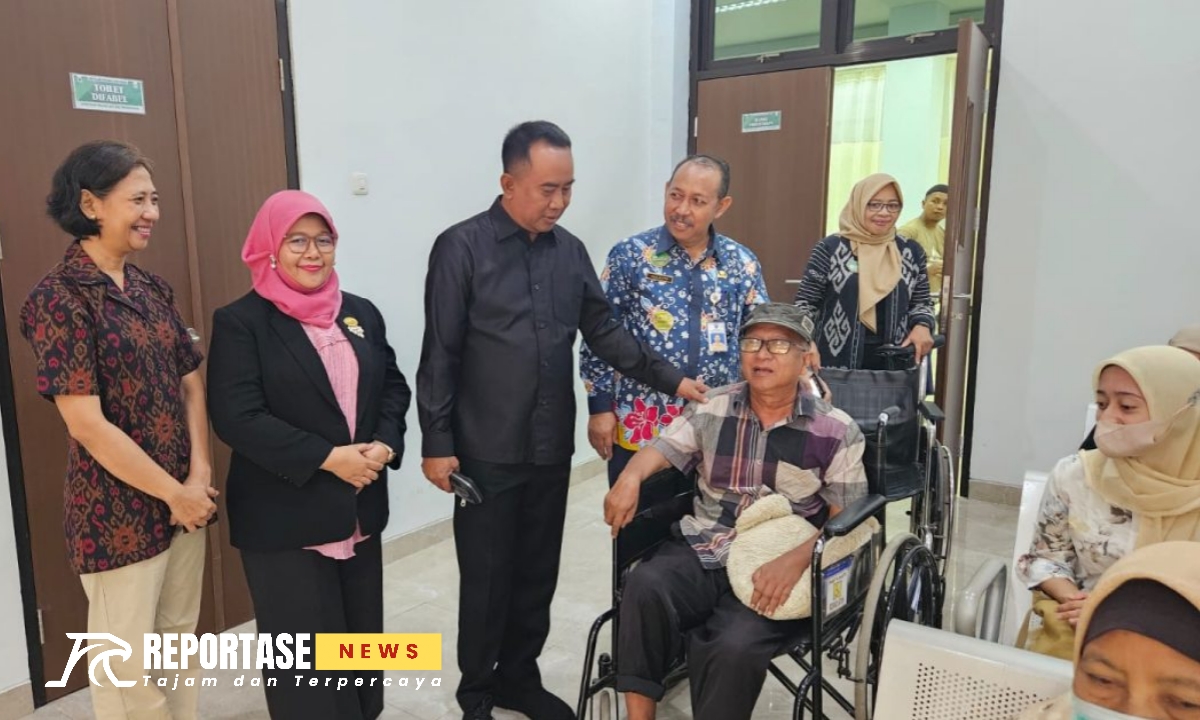 Pj Bupati Probolinggo ini disambut oleh Direktur RSUD Waluyo Jati dr Yessi Rahmawati didampingi beberapa pejabat diantaranya Kepala Bidang Umum Wiwik Yuliati dan Kepala Bidang Pelayanan Penunjang Sugianto.