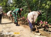 Bangun Sinergi Babinsa Sombo Bersama Warga Pasang Pipa Air Bersih di Dusun Argodadi 