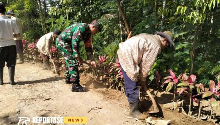 Bangun Sinergi Babinsa Sombo Bersama Warga Pasang Pipa Air Bersih di Dusun Argodadi 