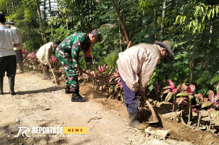 Sinergi antara aparat TNI dan masyarakat setempat