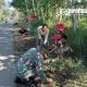 Koptu Muhammad Sidik bersama warga, melaksanakan kegiatan karya bakti