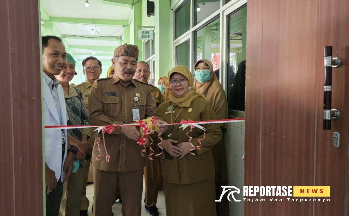 Launching Poli Klinik Psikiatri ini ditandai dengan pengguntingan pita dan pemotongan tumpeng oleh Pj Sekda Heri