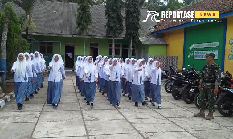 Eko Mujiono, melaksanakan pelatihan Peraturan Baris Berbaris (PBB) kepada 90 siswa-siswi SMA Almaisaroh