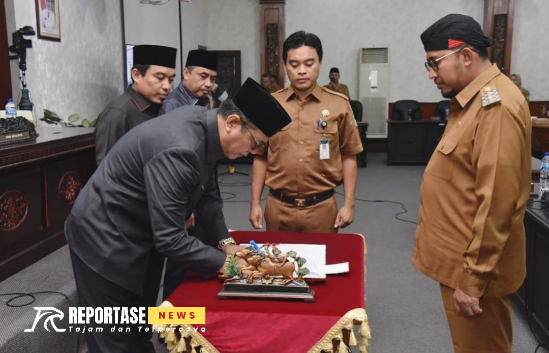 Ketua DPRD Sumenep, H. Abdul Hamid Ali Munir, SH., menandatangani pengesahan rancangan perubahan APBD TA 2024 bersama Bupati Sumenep, Dr. H. Achmad Fauzi Wongsojudo.
