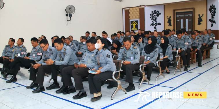 Monev Capaian Kinerja Semester I, Kalapas Banyuwangi Tekankan Integritas Pegawai 2 Rapat yang dipimpin langsung oleh Kepala Lapas Banyuwangi Agus Wahono itu digelar di Aula Sahardjo dan diikuti oleh seluruh pejabat struktural dan pegawai.