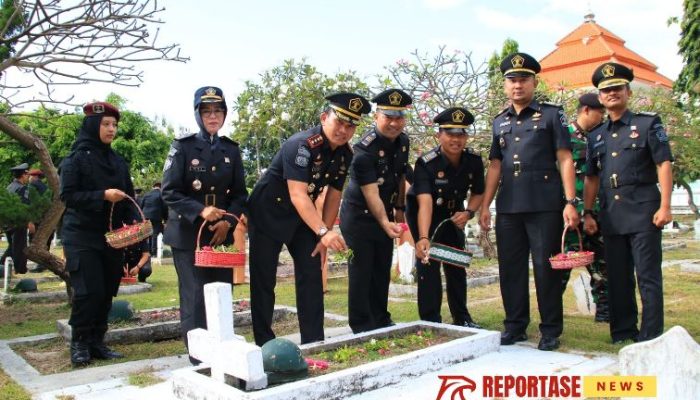 Hari Pengayoman ke-79, Lapas Banyuwangi Ziarah dan Tabur Bunga di Makam Pahlawan