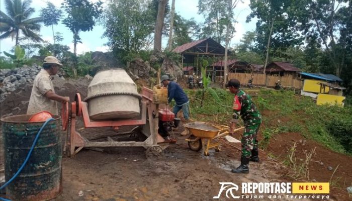 Babinsa Sidomulyo Manfaatkan Komsos Wilayah di Momen Kebersamaan Bangun Rumah Warga