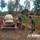 Serka Sutikno bersama warga sekitar bahu-membahu bergotong royong dalam pembangunan