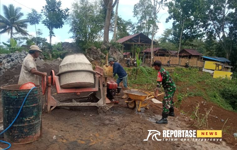 Serka Sutikno bersama warga sekitar bahu-membahu bergotong royong dalam pembangunan
