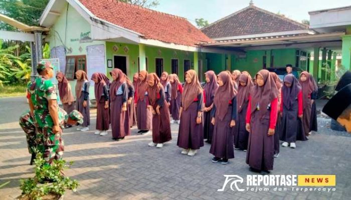 Bentuk Karakter dan Kedisiplinan Siswa, Babinsa Sumberanyar Latih PBB MA Raudlatul Ulum
