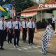 Kepala SMK Ar-Rifaiyah, Ali Makki, S.Pd, saat melepas peserta lomba gerak jalan,