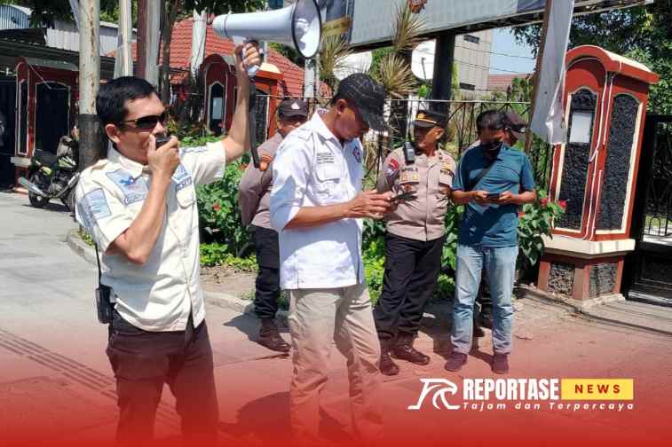 Foto : Ketua GMPK Guntur Nugroho saat orasi pada aksi damai didepan mapolda Jatim 12 Agustus 2024