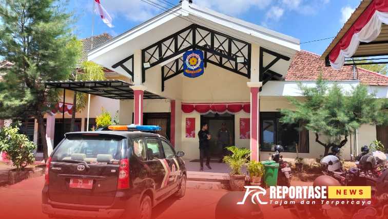 Kantor Satpol PP Sumenep yang tampak dari luar. Terlihat mobil dinas Kepala Satpol PP Sumenep, Wahyu Kurniawan Pribadi, namun enggan menemui wartawan.