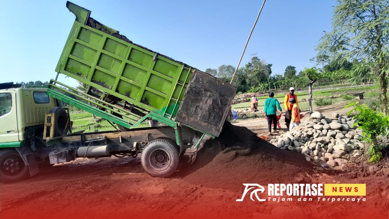 Penurunan material di lokasi kegiatan di Desa Selogudig Wetan