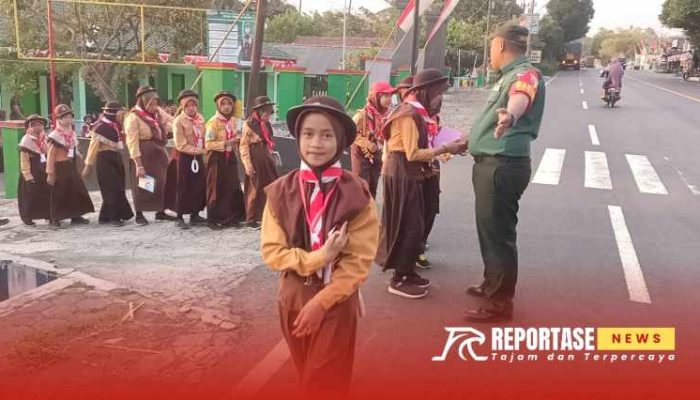 Babinsa Ranuyoso Bantu Penyebrangan, Prioritaskan Keamanan Warga dan Pelajar