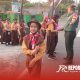 Koptu Sudarmono terlihat dengan sigap membantu setiap warga dan pelajar.
