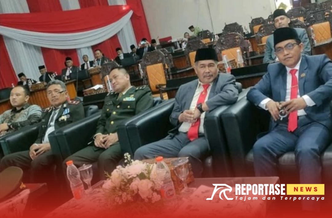 Ketua DPRD Kabupaten Probolinggo Andi Suryanto Wibowo bersama Pimpinan dan anggota DPRD Kabupaten Probolinggo.