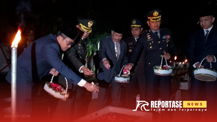 Tabur bunga Oleh Forkopimda sebagai bentuk penghormatan atas jasa-jasa para pahlawan khususnya pejuang kemerdekaan.