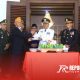 Penyerahan potongan tumpeng kepada perwakilan pejuang yang tergabung dalam Legiun Veteran Republik Indonesia (LVRI) Kabupaten Probolinggo.